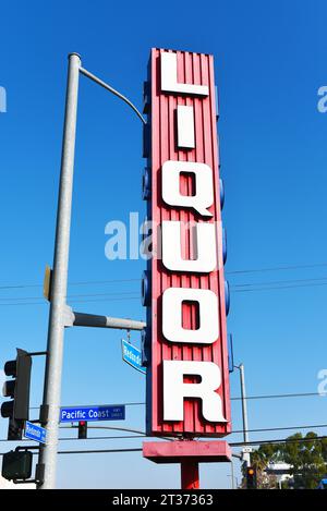 LONG BEACH, KALIFORNIEN - 18. OCT 2023: Retro Liquor Schild am Pacific Coast Highway und Redondo Avenue Stockfoto