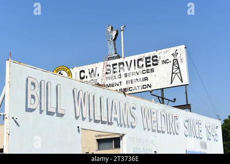 LONG BEACH, KALIFORNIEN - 18. OCT 2023: Bill Williams Welding auf Santa Fe Avenue und Pacific Coast Highway, PCH. Stockfoto