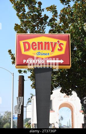 LONG BEACH, KALIFORNIEN - 18. OCT 2023: Parkschild im Retro-Stil von Dennys Diner im Restaurant am Pacific Coast Highway, PCH. Stockfoto