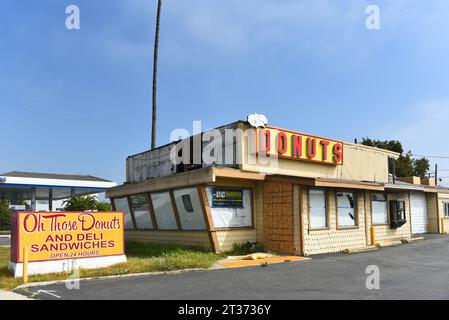 COSTA MESA, KALIFORNIEN - 18. OKT 2023: Oh, das Donuts-Gebäude an der Newport Avenue. Der Laden ist geschlossen und an Bord. Stockfoto