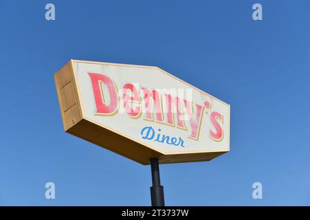 LONG BEACH, KALIFORNIEN - 18. OCT 2023: Retro-Schild im Dennys Diner am Pacific Coast Highway, PCH. Stockfoto