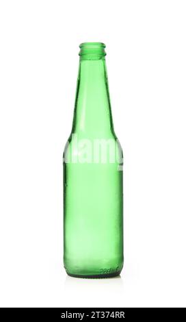 Eine offene leere grüne Glasflasche isoliert auf weißem Hintergrund Stockfoto