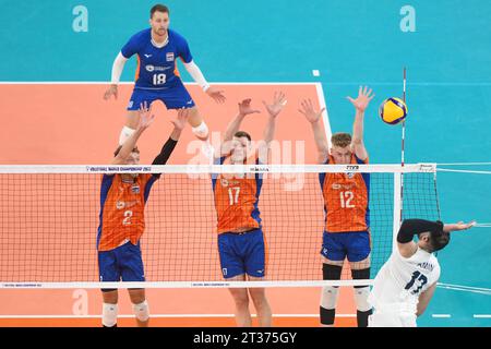 Wessel Keemink, Michael Parkinson, Bennie Junior Tuinstra (Niederlande); Amin Esmaeilnezhad (Iran). Volleyball-Weltmeisterschaft 2022 Stockfoto