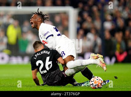 Tottenham Hotspur's Destiny Udogie (rechts) kollidiert mit Fulham's Joao Palhinha während des Premier League-Spiels im Tottenham Hotspur Stadium in London. Bilddatum: Montag, 23. Oktober 2023. Stockfoto