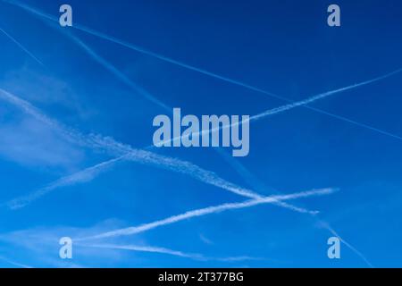 Kondensstreifen am Himmel, Chemtrails, ein vermeintlich besonderes Muster, Verschwörungstheorie, Stuttgart, Baden-Württemberg, Deutschland Stockfoto