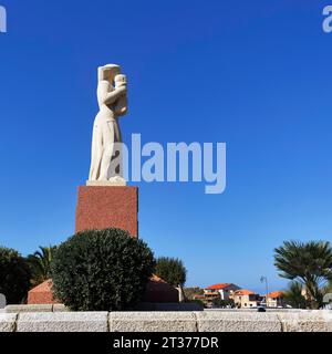 Denkmal, Denkmal für die Toten der Weltkriege, Statue einer Frau mit Kind, L'Ile-Rousse, Ile Rousse, Korsika, Frankreich Stockfoto