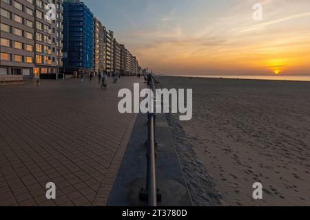 Uferpromenade und Appartementhäuser bei Sonnenuntergang in Ostend, Westflandern, Belgien. Stockfoto