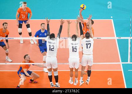 Thijs Ter Horst (Niederlande); Amirhossein Esfandiar, Aliasghar Mojarad, Amin Esmaeilnezhad (Iran). Volleyball-Weltmeisterschaft 2022. Stockfoto