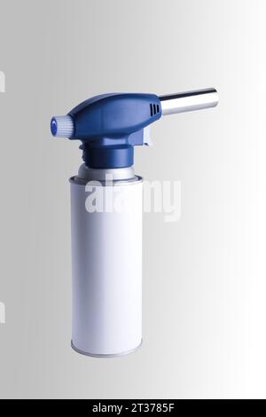 Gasbrenner auf einer Dose. Nahaufnahme. Isoliert auf grauem Hintergrund. Stockfoto