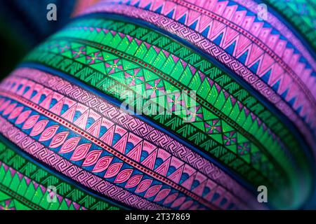 Farbenfrohes Design von Alebrijes-Gemälden auf Holz, San Martin Tilcajete, Oaxaca Valley, Mexiko. Stockfoto