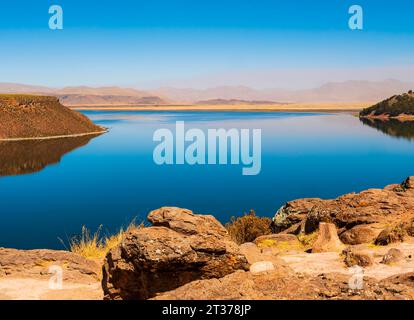 Beeindruckender Blick auf den Umayo-See, die archäologische Stätte Sillustani, die Region Puno, Peru Stockfoto