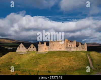 Das Bild zeigt die Ruinen der Ruthvener Militärkaserne. 1721 erbaut, um die Highlands nach dem gescheiterten Jakobitenaufstand von 1715 zu überwachen Stockfoto