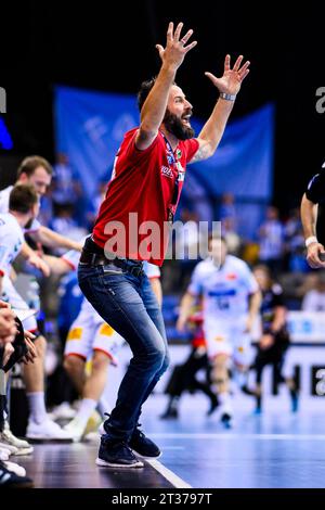 Stuttgart, Deutschland. Oktober 2023. Handball: 1. Bundesliga, Männer, Saison 2023/2024, TVB Stuttgart - SC Magdeburg, Porsche Arena. Magdeburgs Trainer Bennet Wiegert Gesten. Quelle: Tom Weller/dpa/Alamy Live News Stockfoto