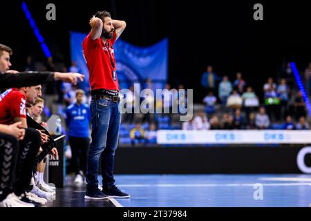 Stuttgart, Deutschland. Oktober 2023. Handball: 1. Bundesliga, Männer, Saison 2023/2024, TVB Stuttgart - SC Magdeburg, Porsche Arena. Magdeburgs Trainer Bennet Wiegert Gesten. Quelle: Tom Weller/dpa/Alamy Live News Stockfoto