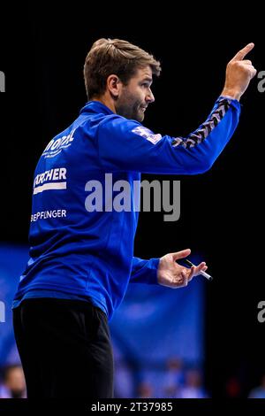 Stuttgart, Deutschland. Oktober 2023. Handball: 1. Bundesliga, Männer, Saison 2023/2024, TVB Stuttgart - SC Magdeburg, Porsche Arena. Stuttgarter Trainer Michael Schweikardt gibt Gesten. Quelle: Tom Weller/dpa/Alamy Live News Stockfoto