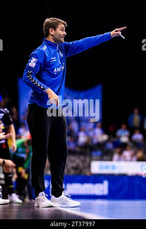 Stuttgart, Deutschland. Oktober 2023. Handball: 1. Bundesliga, Männer, Saison 2023/2024, TVB Stuttgart - SC Magdeburg, Porsche Arena. Stuttgarter Trainer Michael Schweikardt gibt Gesten. Quelle: Tom Weller/dpa/Alamy Live News Stockfoto