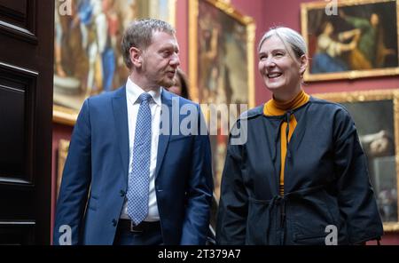 23. Oktober 2023, Sachsen, Dresden: Michael Kretschmer (CDU, l.), Ministerpräsident von Sachsen, und Marion Ackermann, Generaldirektorin der Staatlichen Kunstsammlungen Dresden, treffen bei der feierlichen Übergabe des Gemäldes „Campagna Landscape“ des niederländischen Künstlers Jan Baptist Weenix (1621-1660) an die Staatlichen Kunstsammlungen Dresden ein. die seit dem Ende des Zweiten Weltkriegs vermisst worden waren. Nach fast 80 Jahren sind insgesamt drei weitere Kunstwerke aus der Dresdner Gemäldegalerie der Alten Meister wiedergefunden worden. Sie werden gemeinsam im Sempergebäude A ausgestellt Stockfoto