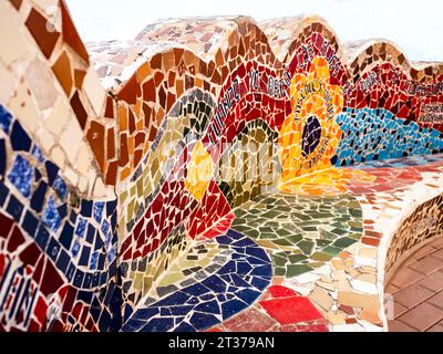 Detail der farbenfrohen Bänke und Mosaikwände im Parque del Amor (Love Park), Lima, Peru Stockfoto