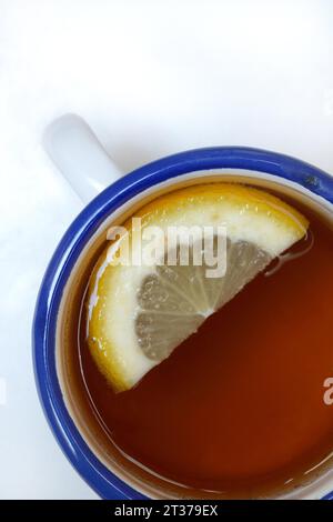 Schwarzer Tee in einer Tasse mit Zitronenscheibe Stockfoto