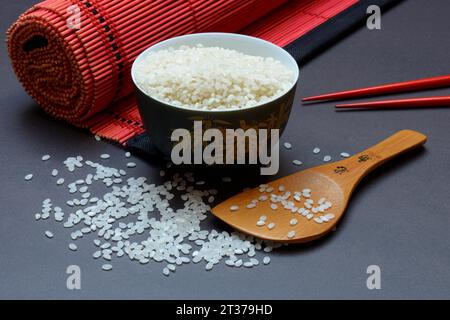 Reis, weißer Reis in einer Schüssel mit Holzkelle Stockfoto