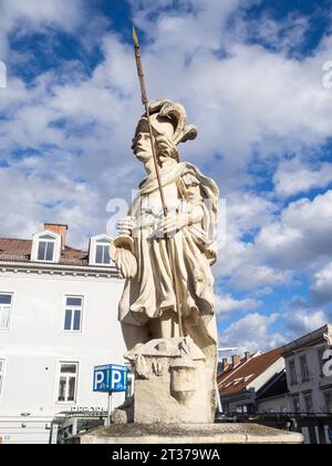 Figur eines heiligen, Skulptur, St. Florian, Detail aus der Pestsäulensäule auf dem Hauptplatz, Bruck an der Mur, Steiermark, Österreich Stockfoto