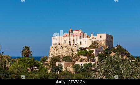 Kirche, rotes Dach, Meer, blauer Himmel, Palme, blauer Himmel, Chrissoskalitissa, Felsenkloster, orthodoxes Kloster, Südwestspitze, Provinz Chania, Kreta Stockfoto