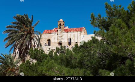 Kirche, rotes Dach, schließen, Palme, Baum, blauer Himmel, Chrissoskalitissa, Felsenkloster, orthodoxes Kloster, Südwestspitze, Provinz Chania, Kreta Stockfoto