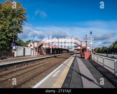 Dann sehen Sie den Bahnhof Aviemore, die Heimat der Strathspey Heritage Railway in Aviemore im Cairngorm National Park der Scottish Highlands Stockfoto