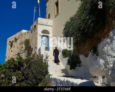 Treppen, junger Mönch in schwarz gekleidet auf Treppen, blaue Eingangstür, Chrissoskalitissa, Felsenkloster, orthodoxes Kloster, Südwestspitze, Chania Stockfoto