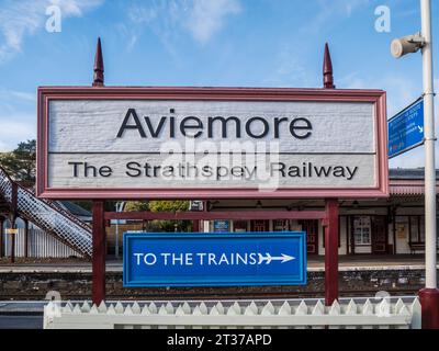 Dann sehen Sie den Bahnhof Aviemore, die Heimat der Strathspey Heritage Railway in Aviemore im Cairngorm National Park der Scottish Highlands Stockfoto