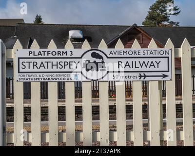 Dann sehen Sie den Bahnhof Aviemore, die Heimat der Strathspey Heritage Railway in Aviemore im Cairngorm National Park der Scottish Highlands Stockfoto