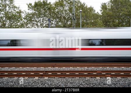 Ein ICE durchfährt den Bahnhof Siegburg-Bonn Symbolfoto Deutsche Bahn AGEin ICE durchfährt den Bahnhof Siegburg-Bonn Symbolfoto Deutsche Bahn AG, Siegburg Nordrhein-Westfalen Deutschland Bahnhof Siegburg-Bonn *** ein ICE durchfährt Siegburg Bonn Bahnhofssymbolfoto Deutsche Bahn AG ein ICE durchfährt Siegburg Bonn Bahnhofssymbolfoto Deutsche Bahn AG, Siegburg Nordrhein-Westfalen Deutschland Siegburg Bonn Bahnhof Credit: Imago/Alamy Live News Stockfoto