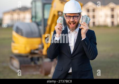 Buider-Mann in Anzug und Schutzhelm. Bauinvestor. Geschäftsmann-Investor vor der Baustelle. Erfolgreicher Investor. Ein hübscher Mann im Anzug Stockfoto