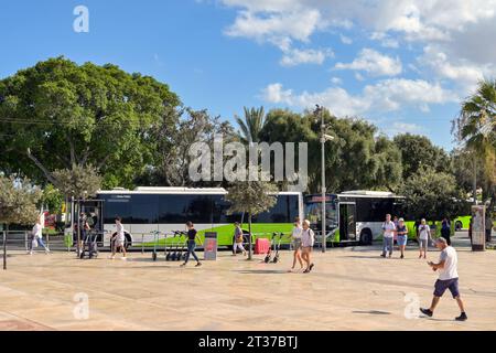 Valletta, Malta - 3. August 2023: Gäste, die am Busbahnhof in Valletta ankommen Stockfoto