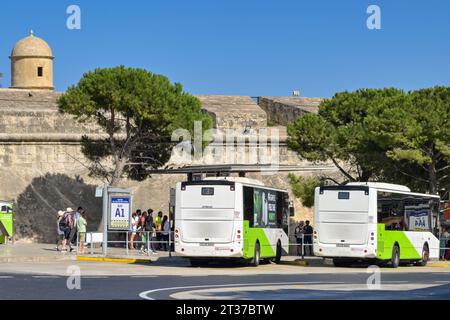 Valletta, Malta - 3. August 2023: Busse parken am Busbahnhof vor der Stadtmauer Stockfoto