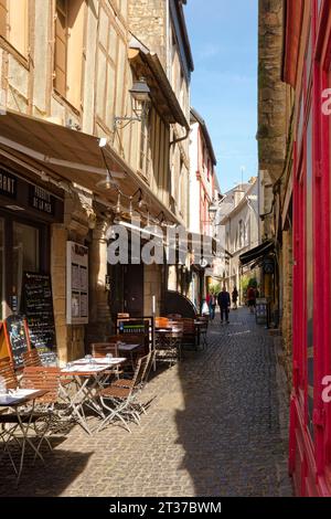 Restaurants und Geschäfte in der engen, gepflasterten Rue des Halles in der Altstadt von Vannes in der Bretagne. Vannes, Morbihan, Frankreich Stockfoto