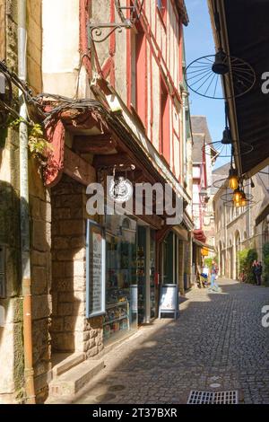 Fachwerkhäuser in der engen, gepflasterten Rue des Halles in der Altstadt von Vannes in der Bretagne. Vannes, Morbihan, Frankreich Stockfoto