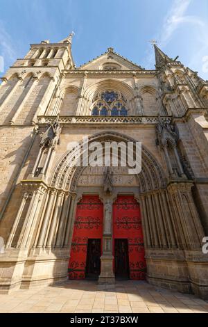 Portal der römisch-katholischen Kathedrale Saint-Pierre de Vannes in der Altstadt von Vannes, Bretagne. Vannes, Morbihan, Frankreich Stockfoto