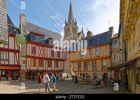 Fachwerkhäuser am Place Henri IV und die Kathedrale im Hintergrund in der Altstadt von Vannes in der Bretagne. Vannes, Morbihan, Frankreich Stockfoto