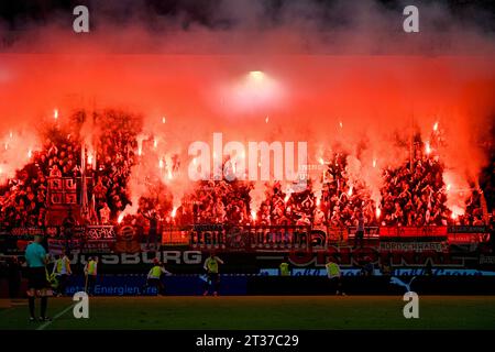 Bengalos, Pyrotechnik, Pyro, Feuerwerk, Fanblock, Fans, Fächerkurve, Flaggen, Banner, Atmosphäre, atmosphärisch, FC Augsburg FCA, Voith Arena Stockfoto