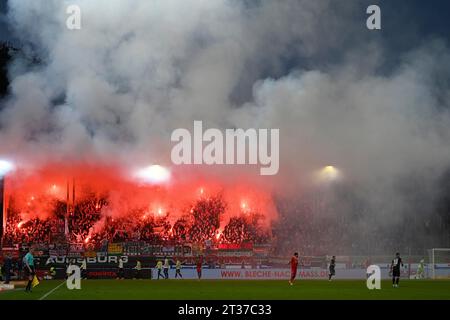 Bengalos, Pyrotechnik, Pyro, Feuerwerk, Fanblock, Fans, Fächerkurve, Flaggen, Banner, Atmosphäre, atmosphärisch, FC Augsburg FCA, Voith Arena Stockfoto