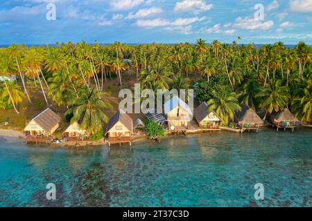 Aus der Vogelperspektive, Tetamanu Village, am South Pass, South Channel, spektakulärer Tauchplatz, Tetamanu Island, Fakarava Atoll, Tuamotu Archipel, Tahiti Stockfoto