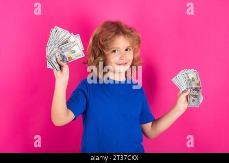 Der Junge hat eine Menge von hundert Dollar isoliert auf Studiohintergrund. Spendensparendes Wohltätigkeits- und Finanzierungskonzept Stockfoto
