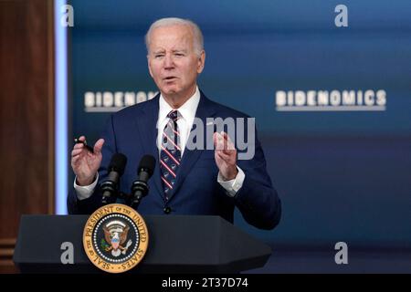 Washington, Usa. Oktober 2023. US-Präsident Joe Biden hält am 23. Oktober 2023 im Auditorium des South Court im Weißen Haus in Washington eine Rede über Investitionen in Amerika. Foto: Yuri Gripas/ABACAPRESS.COM Credit: Abaca Press/Alamy Live News Stockfoto