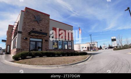 Augusta, GA USA - 01 19 22: Hardees Fast-Food-Restaurant, Außenecke Stockfoto