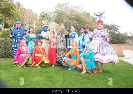 Warren Donnelly, Jess Smith, Lewis Devine, Tim Lucas, Alex Arum, Richard Aucott, Leanne Campbell, Liam Fox, Cast of Aladdin posieren für Fotos vor ihrer Produktion im St Helens Theatre Royal mit Leanne Campbell von Radio Citys und Liam Fox von Emmerdale. Ab dem 2. Dezember bis zum 14. Januar. (Terry Scott/SPP) Credit: SPP Sport Press Photo. /Alamy Live News Stockfoto