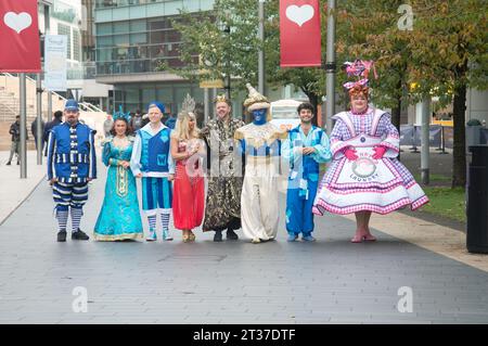 Warren Donnelly, Jess Smith, Lewis Devine, Tim Lucas, Alex Arum, Richard Aucott, Leanne Campbell, Liam Fox, Cast of Aladdin posieren für Fotos vor ihrer Produktion im St Helens Theatre Royal mit Leanne Campbell von Radio Citys und Liam Fox von Emmerdale. Ab dem 2. Dezember bis zum 14. Januar. (Terry Scott/SPP) Credit: SPP Sport Press Photo. /Alamy Live News Stockfoto