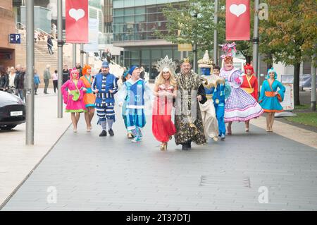 Warren Donnelly, Jess Smith, Lewis Devine, Tim Lucas, Alex Arum, Richard Aucott, Leanne Campbell, Liam Fox, Cast of Aladdin posieren für Fotos vor ihrer Produktion im St Helens Theatre Royal mit Leanne Campbell von Radio Citys und Liam Fox von Emmerdale. Ab dem 2. Dezember bis zum 14. Januar. (Terry Scott/SPP) Credit: SPP Sport Press Photo. /Alamy Live News Stockfoto