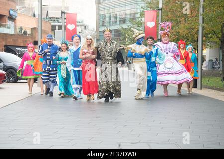 Warren Donnelly, Jess Smith, Lewis Devine, Tim Lucas, Alex Arum, Richard Aucott, Leanne Campbell, Liam Fox, Cast of Aladdin posieren für Fotos vor ihrer Produktion im St Helens Theatre Royal mit Leanne Campbell von Radio Citys und Liam Fox von Emmerdale. Ab dem 2. Dezember bis zum 14. Januar. (Terry Scott/SPP) Credit: SPP Sport Press Photo. /Alamy Live News Stockfoto