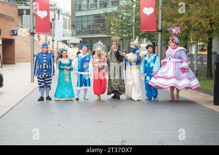 Warren Donnelly, Jess Smith, Lewis Devine, Tim Lucas, Alex Arum, Richard Aucott, Leanne Campbell, Liam Fox, Cast of Aladdin posieren für Fotos vor ihrer Produktion im St Helens Theatre Royal mit Leanne Campbell von Radio Citys und Liam Fox von Emmerdale. Ab dem 2. Dezember bis zum 14. Januar. (Terry Scott/SPP) Credit: SPP Sport Press Photo. /Alamy Live News Stockfoto